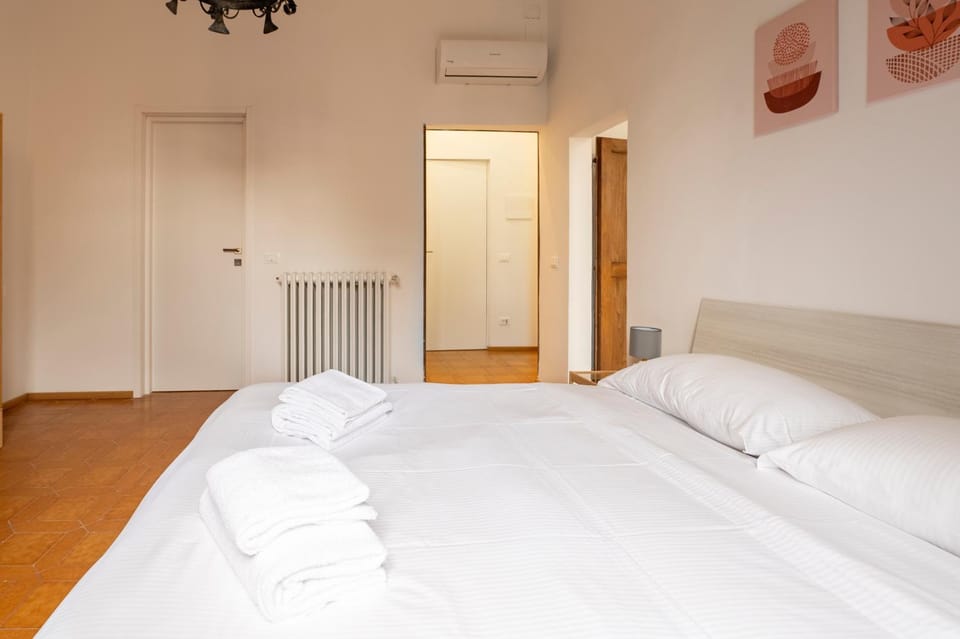Bed, Photo of the whole room, Bedroom, internet, towels, wardrobe, air conditioner