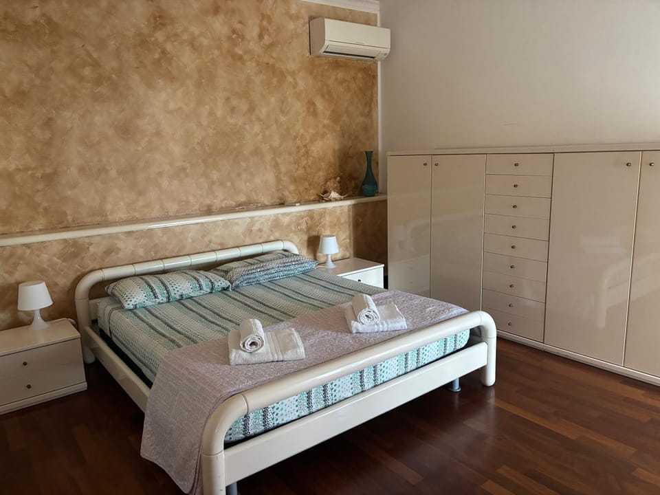 Bed, Bedroom, air conditioner