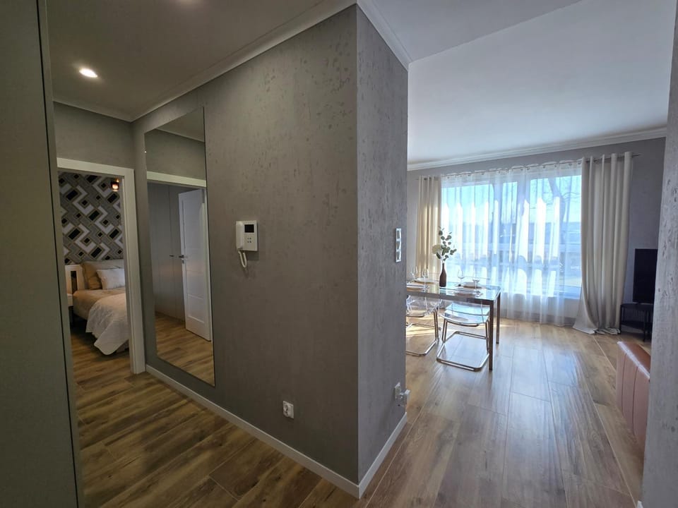 Bed, TV and multimedia, Living room, Photo of the whole room, Seating area, Bedroom, wardrobe