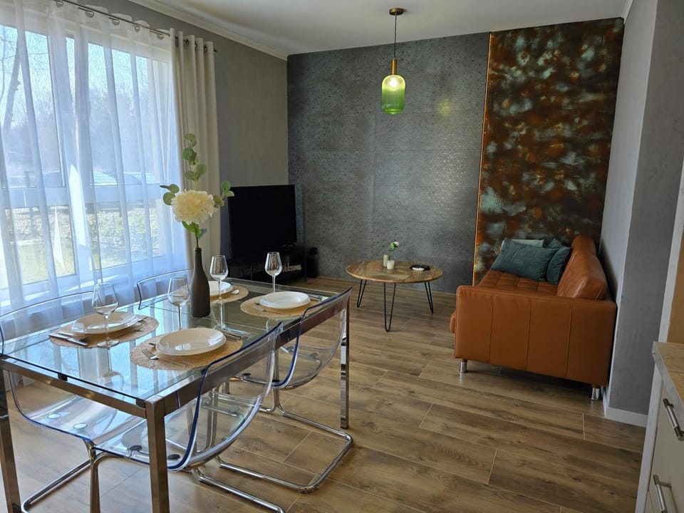 TV and multimedia, Living room, Seating area, Dining area, Evening entertainment