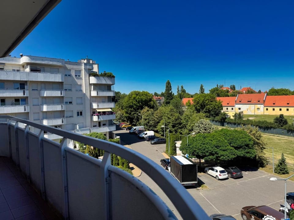 Property building, Day, Neighbourhood, View (from property/room), Balcony/Terrace, City view, Street view, Location, Parking