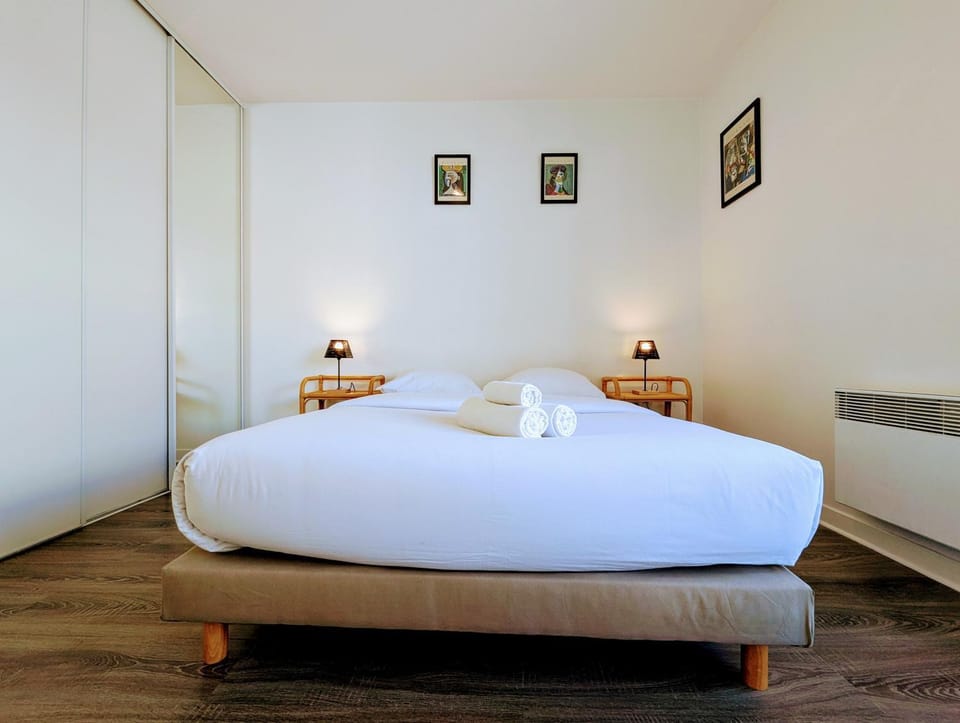 Bed, Photo of the whole room, Bedroom, towels