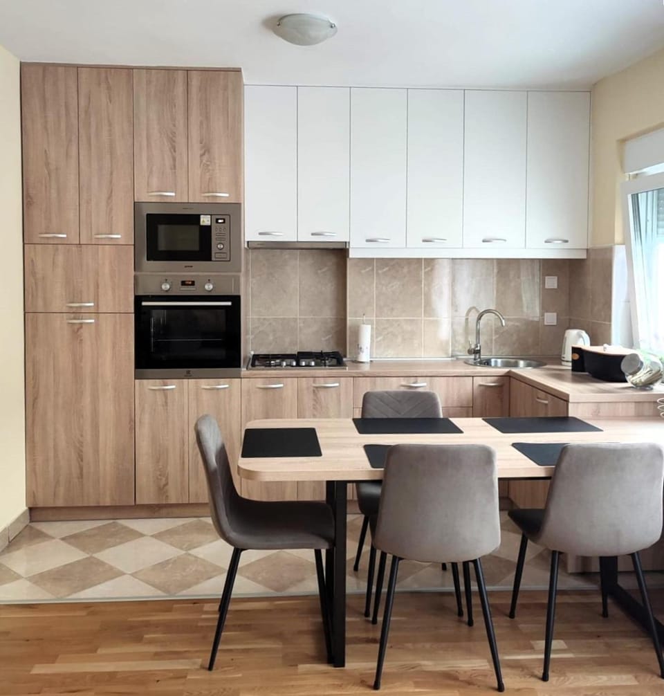 Kitchen or kitchenette, Dining area, dishwasher, oven, stove