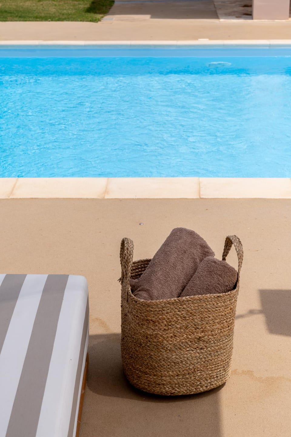 Swimming pool, towels