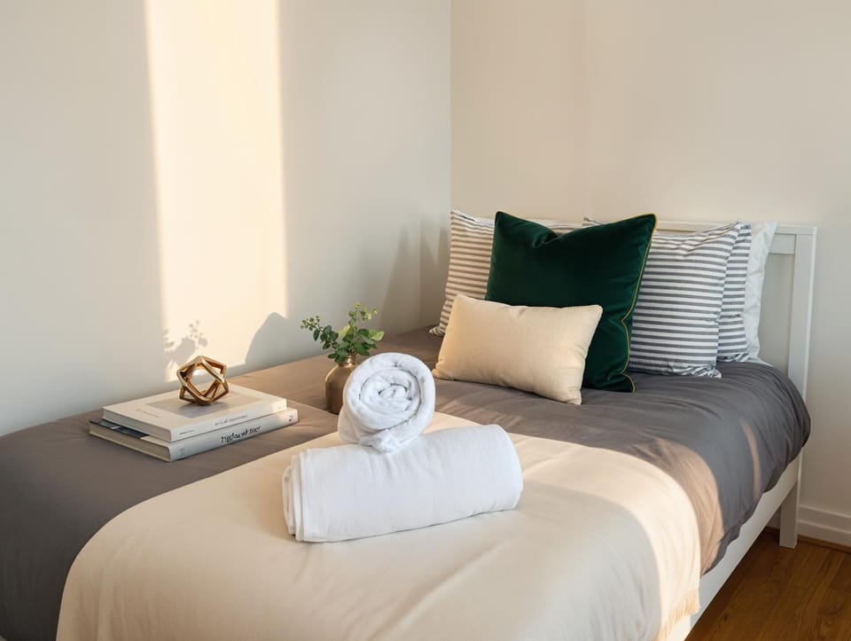 Bed, Bedroom, towels