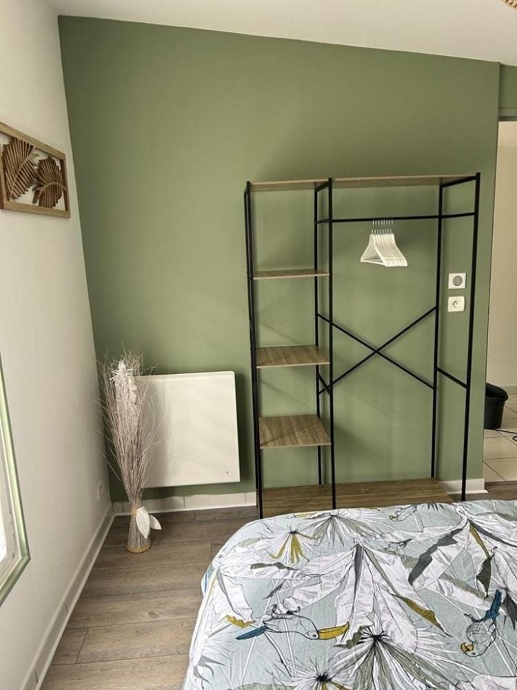 Photo of the whole room, Bedroom, wardrobe