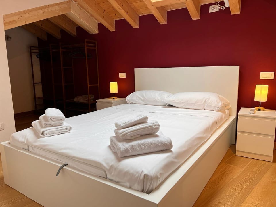 Photo of the whole room, Bedroom, towels