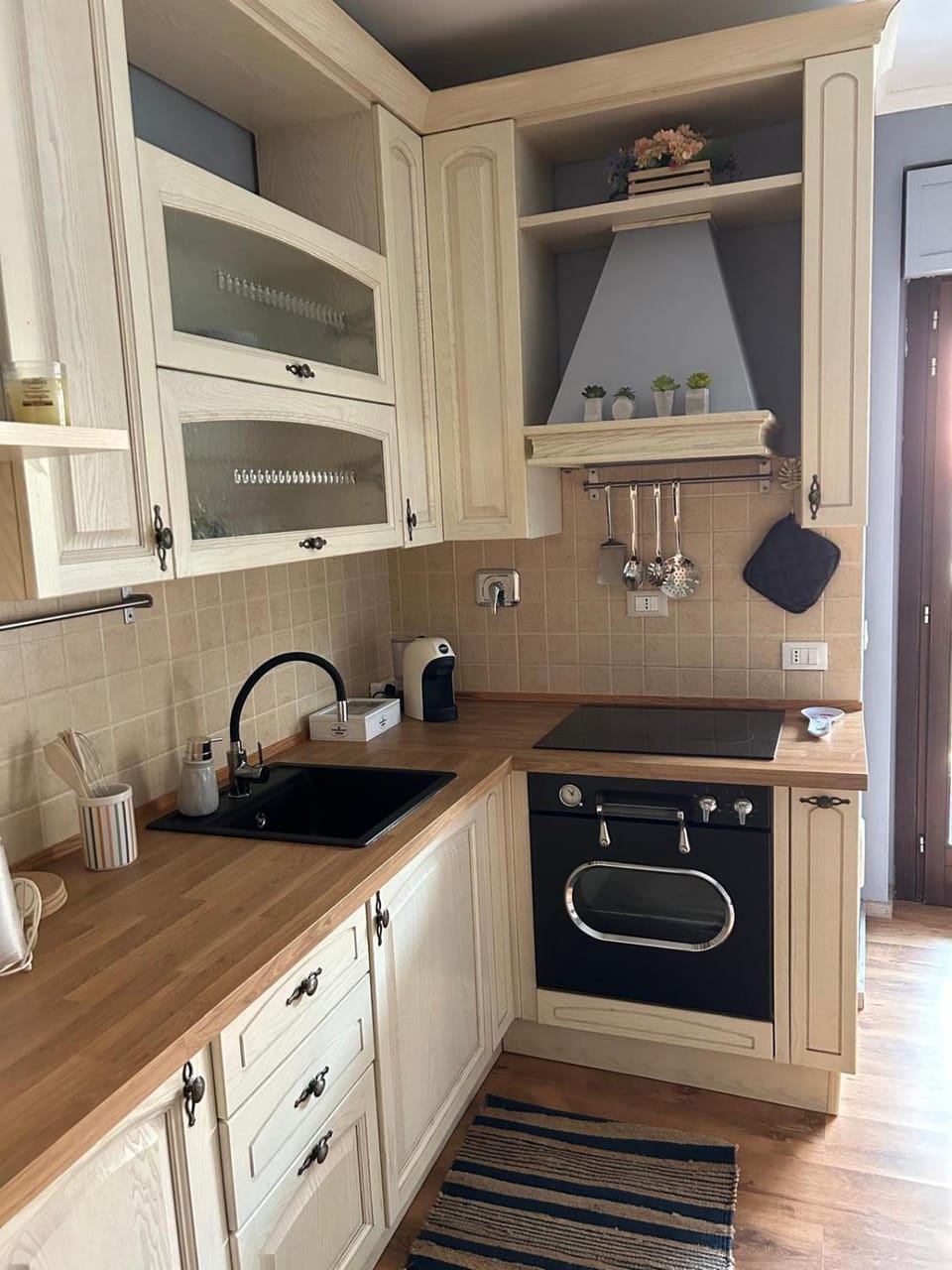 Kitchen or kitchenette, pet friendly, stove
