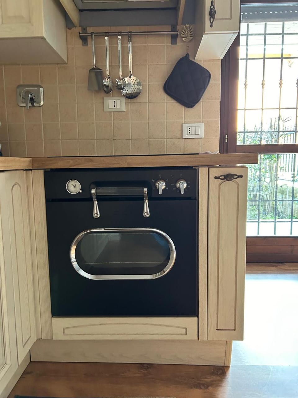 Kitchen or kitchenette, oven