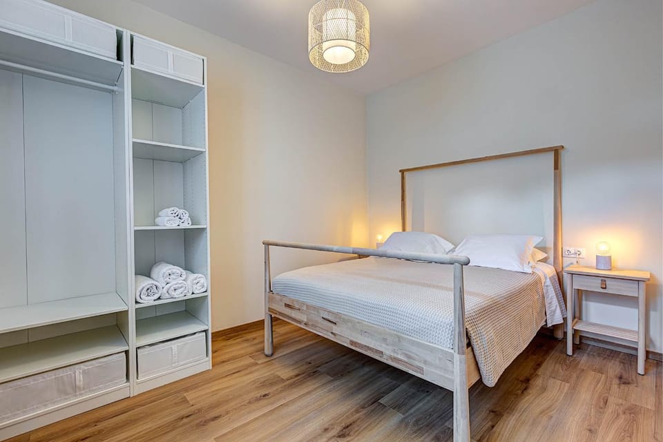Photo of the whole room, Bedroom, wardrobe