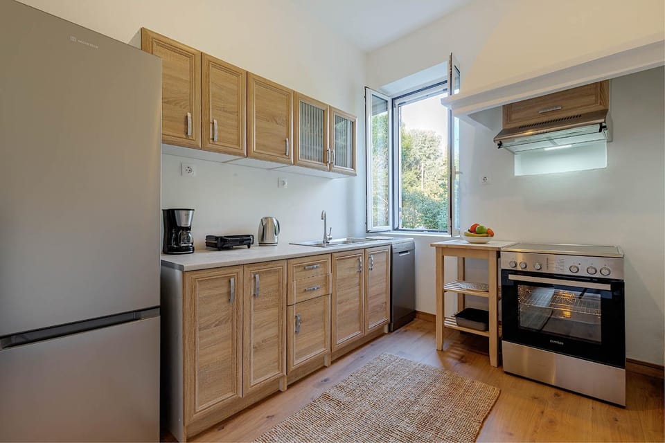Kitchen or kitchenette, dishwasher, oven, toaster