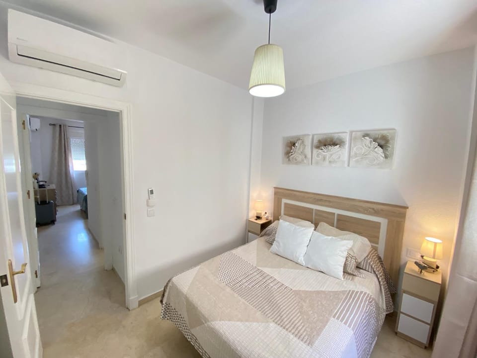 Bed, Photo of the whole room, Bedroom, heating, towels, air conditioner
