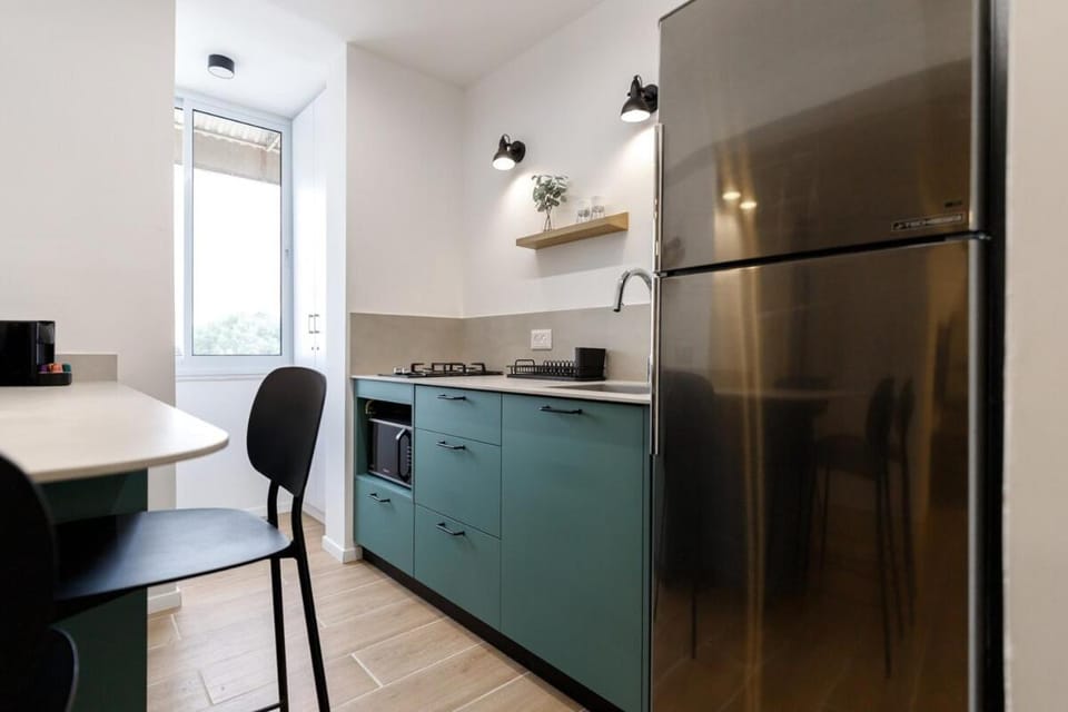 Kitchen or kitchenette, Dining area, oven, stove, toaster
