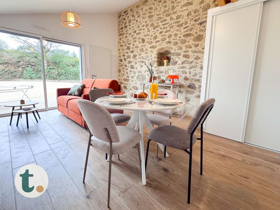 Seating area, Dining area, Meals