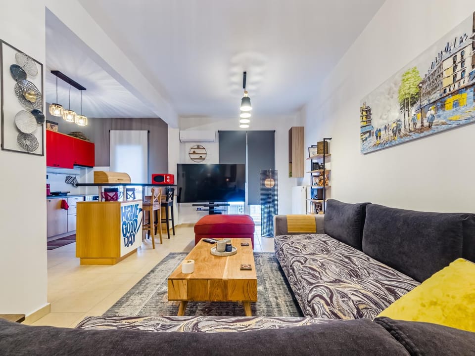 TV and multimedia, Living room, Seating area, Evening entertainment