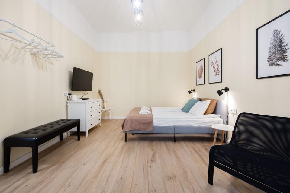 Compact two-bedroom retreat with AC & free parking Apartment in Budapest