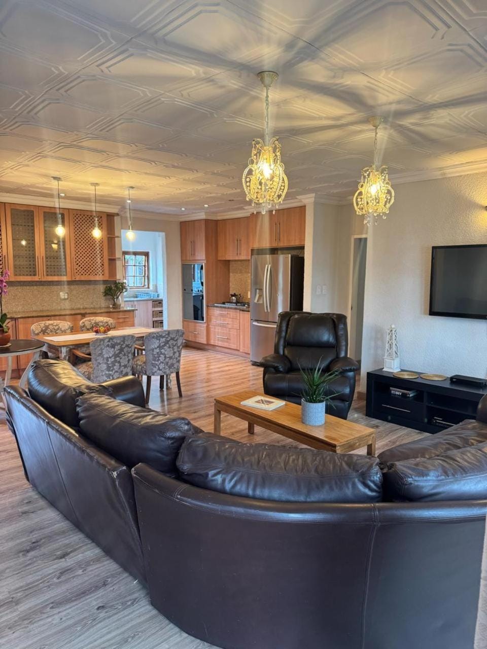 TV and multimedia, Kitchen or kitchenette, Living room, Dining area, stove