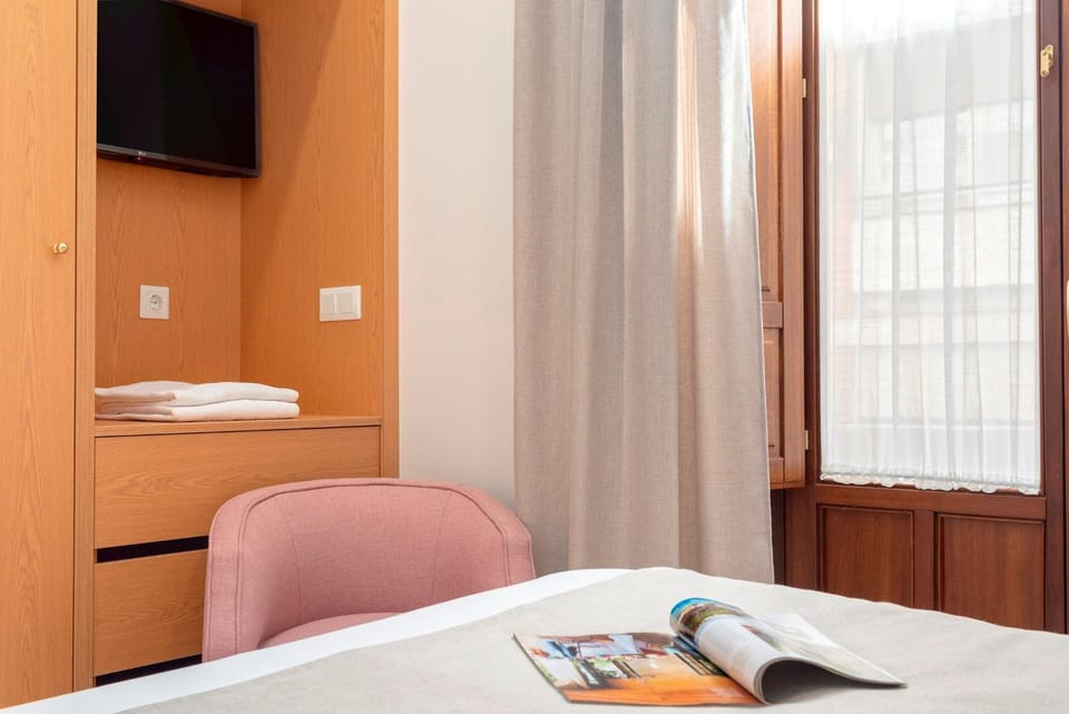 Bed, TV and multimedia, Other, Photo of the whole room, Bedroom