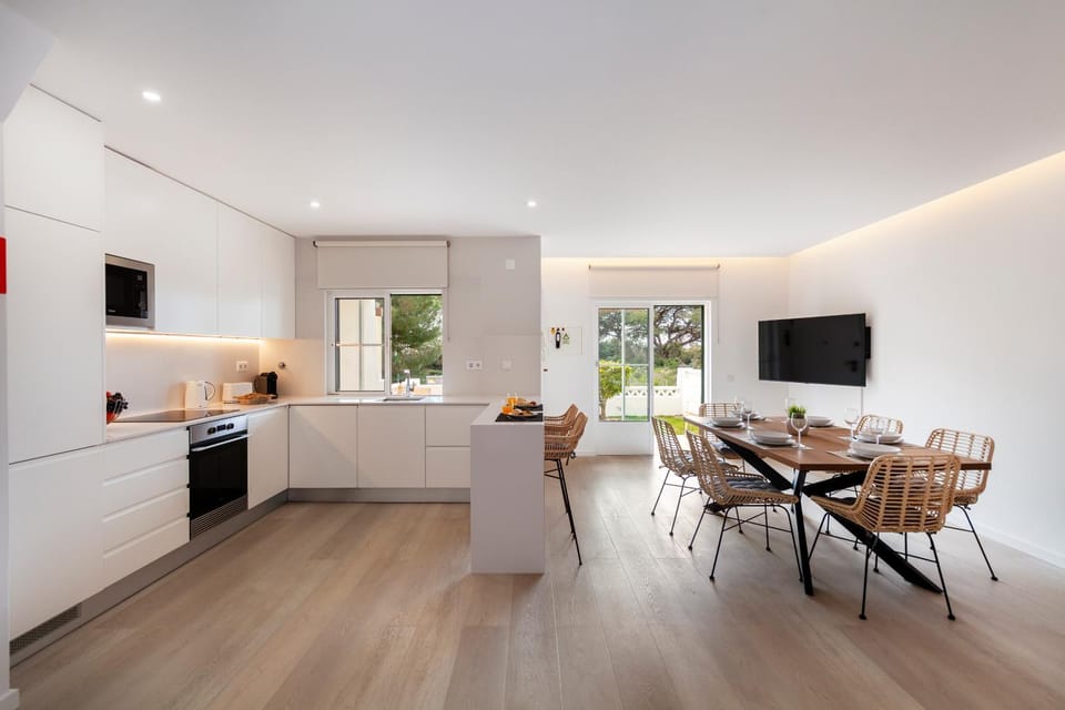 TV and multimedia, Kitchen or kitchenette, Living room, Dining area, oven, stove