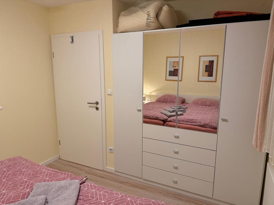 Photo of the whole room, Bedroom, wardrobe