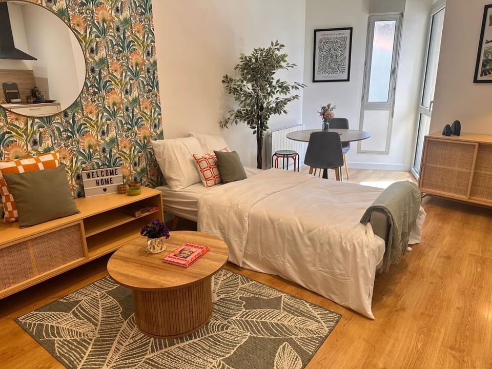 Stylish Apartment with Balcony - Very Central - Long Stays and Pets Welcome Apartment in Carcassonne