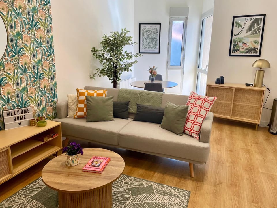 Stylish Apartment with Balcony - Very Central - Long Stays and Pets Welcome Apartment in Carcassonne