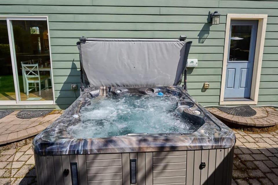 Villa with Hot Tub, Firepit and Game room House in McMinnville