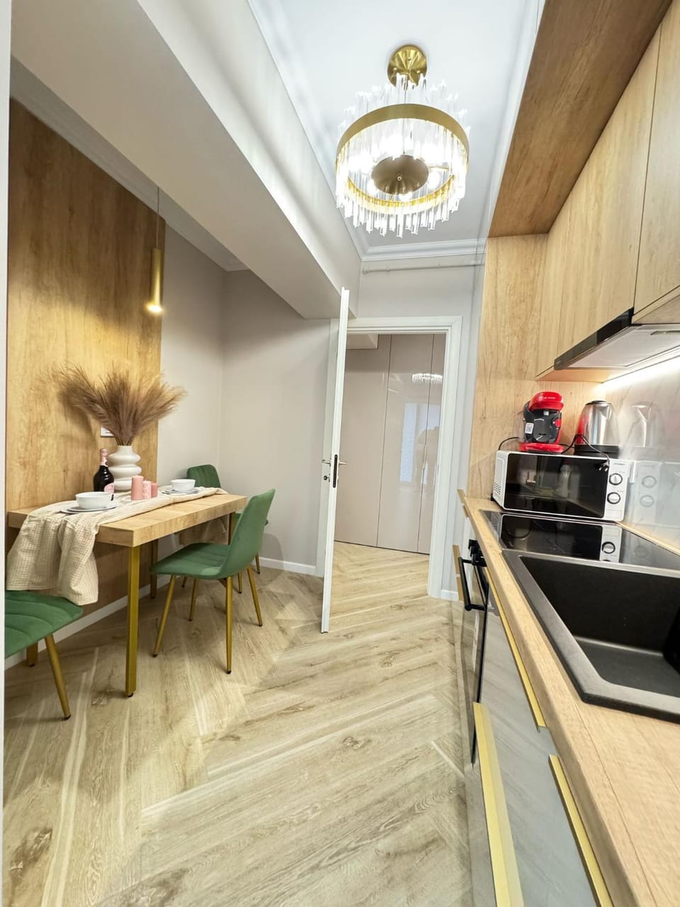 Coffee/tea facilities, Kitchen or kitchenette, Dining area, stove