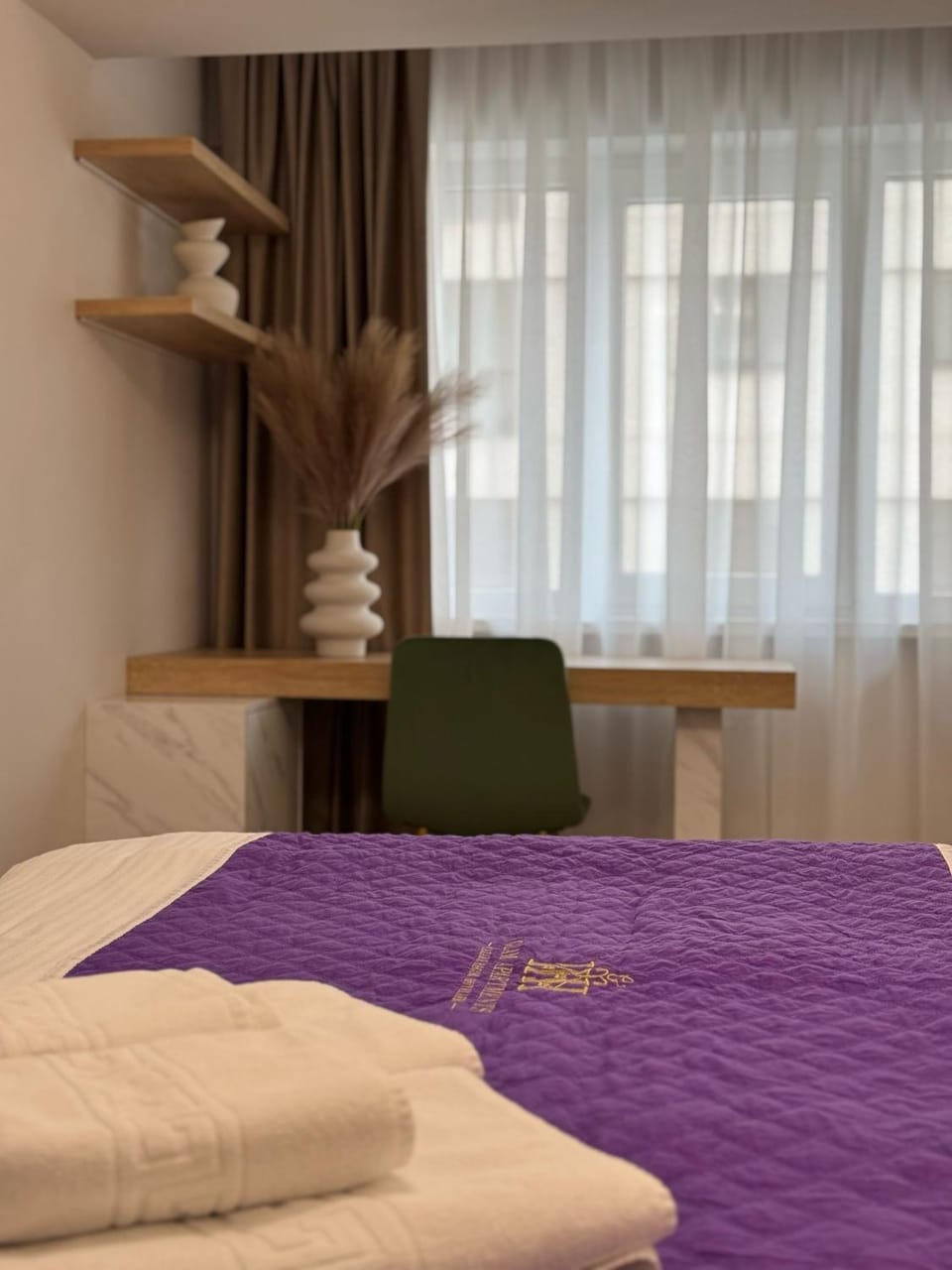 Bed, Photo of the whole room, Bedroom, towels