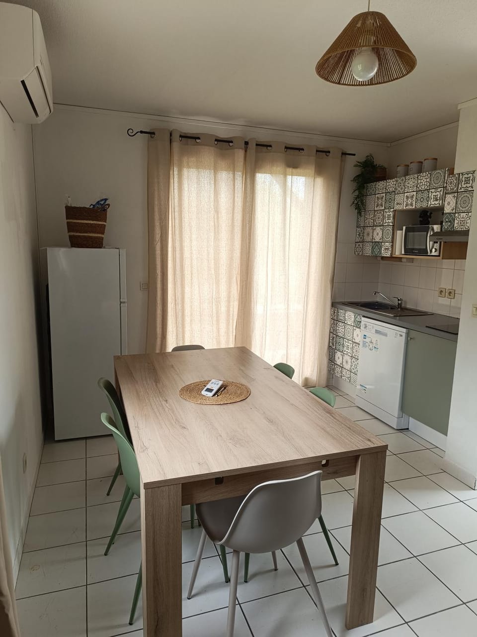 Kitchen or kitchenette, Dining area, stove