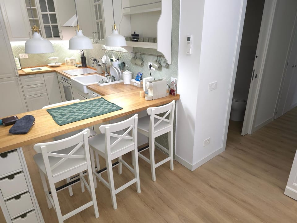Kitchen or kitchenette, Dining area, stove