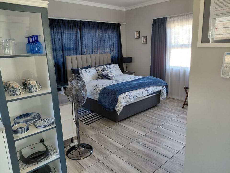 Naomi's Sky Loft Little Falls Apartment in Roodepoort