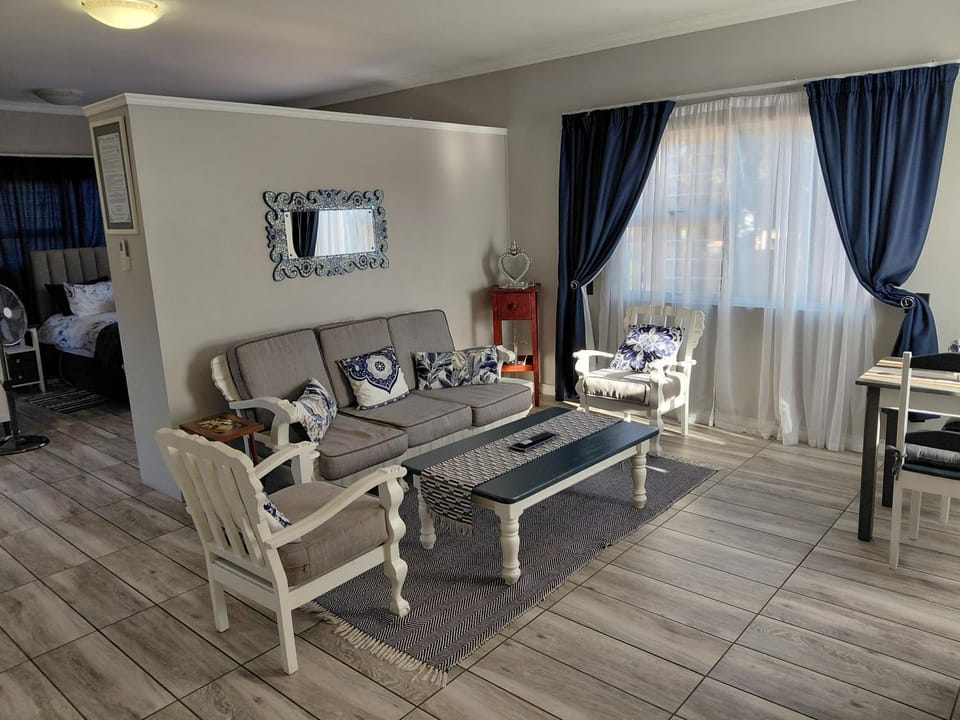 Naomi's Sky Loft Little Falls Apartment in Roodepoort