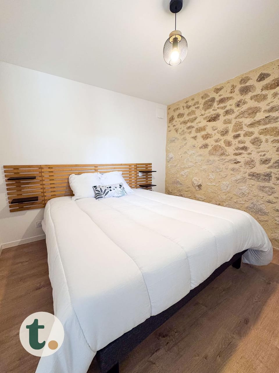 Photo of the whole room, Bedroom