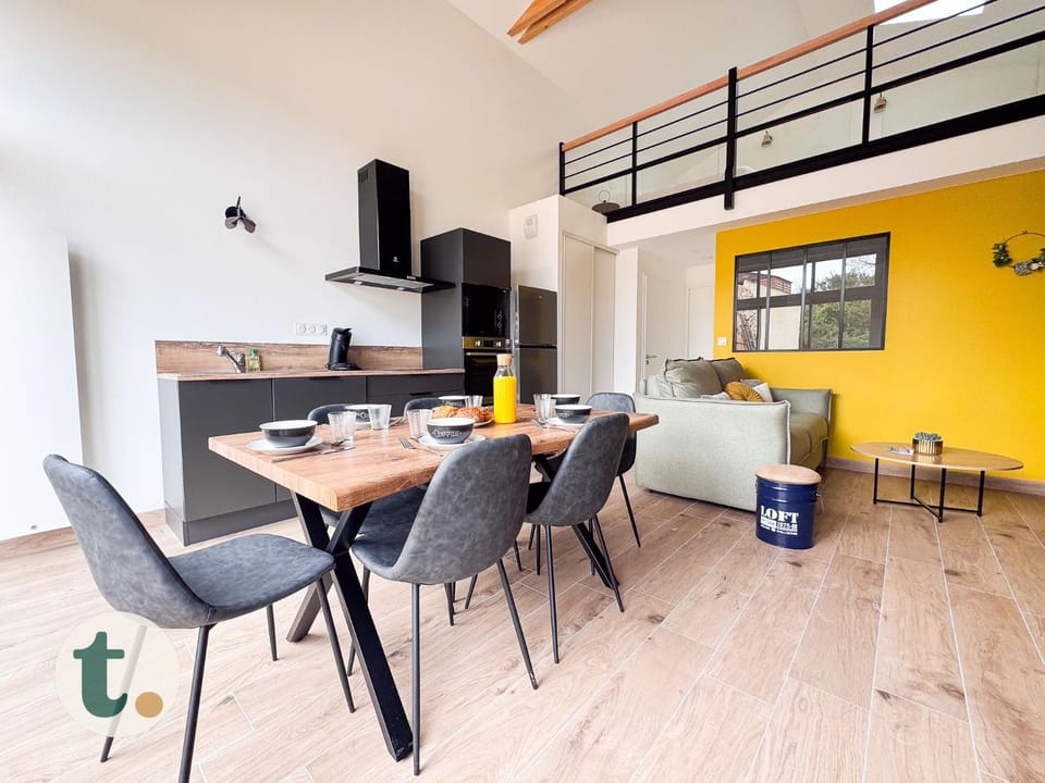Seating area, Dining area, Meals