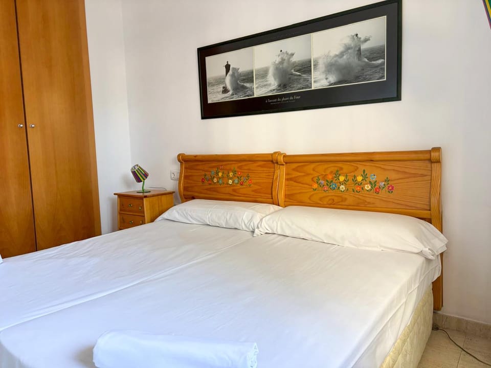 Shower, Spring, Bed, Activities, Winter, Summer, Garden, Balcony/Terrace, Photo of the whole room, Beach, Hiking, Animals, Animals, Animals, Bedroom, Autumn, Pets, Pets, Pets, Swimming pool, Sports, Entertainment, children, children, children, young children, young children, young children, older children, older children, older children, group of guests, group of guests, group of guests, cot, Family, Family, Family, Parking, heating, heating, microwave, oven, pet friendly, pet friendly, stove, washing machine, elevator, air conditioner