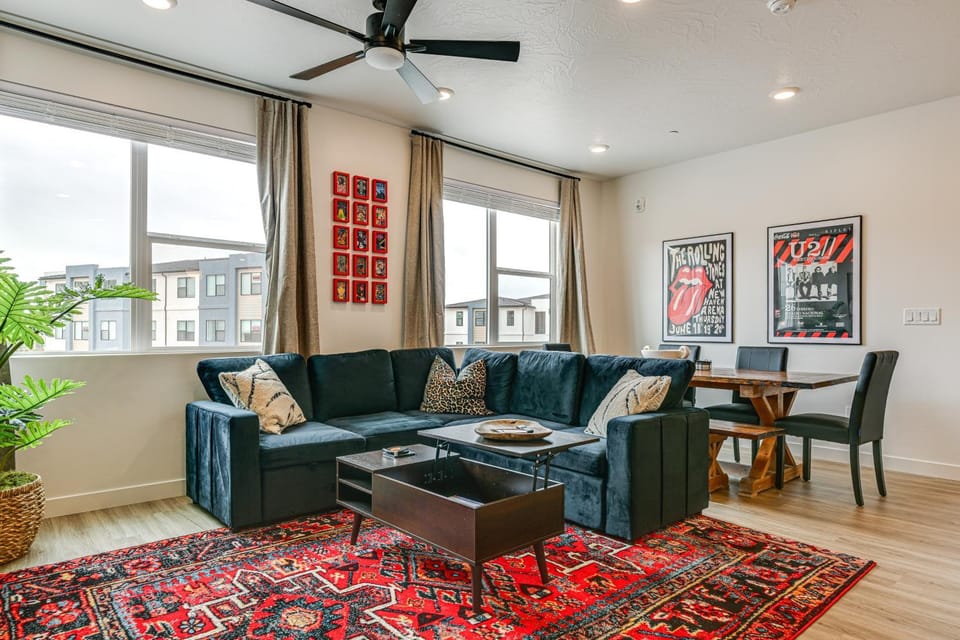 25 Mi to Zion: Rock 'n' Roll Condo w/ Mtn View! House in Washington