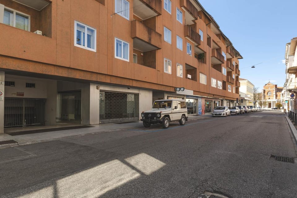 Property building, Day, Neighbourhood, City view, Street view, Location, Parking