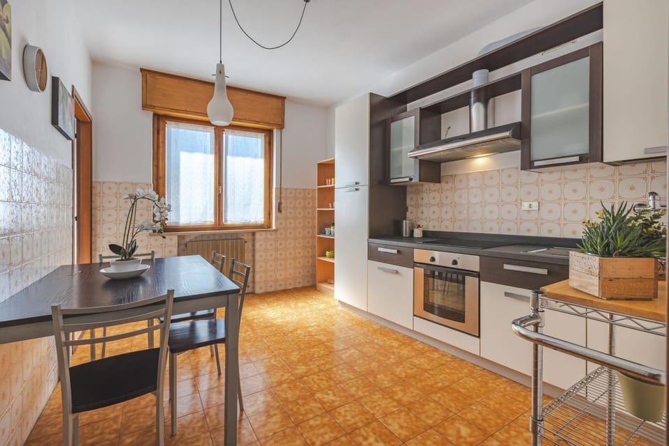 Kitchen or kitchenette, Dining area, dishwasher, stove