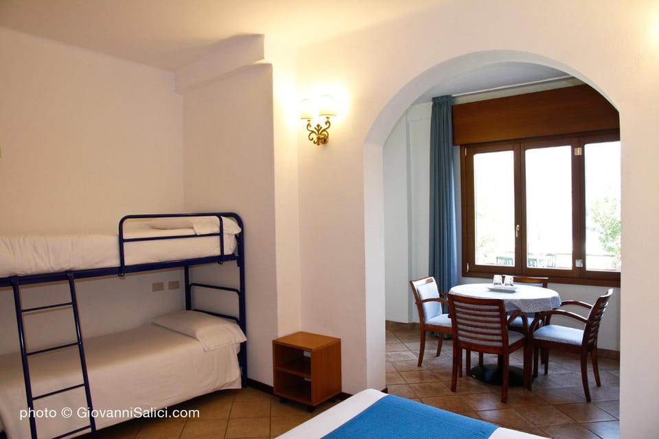 Bedroom, bunk bed