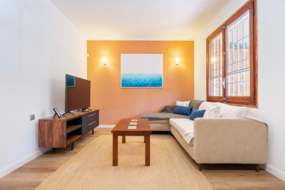Communal lounge/ TV room, TV and multimedia, Living room, Seating area, Evening entertainment
