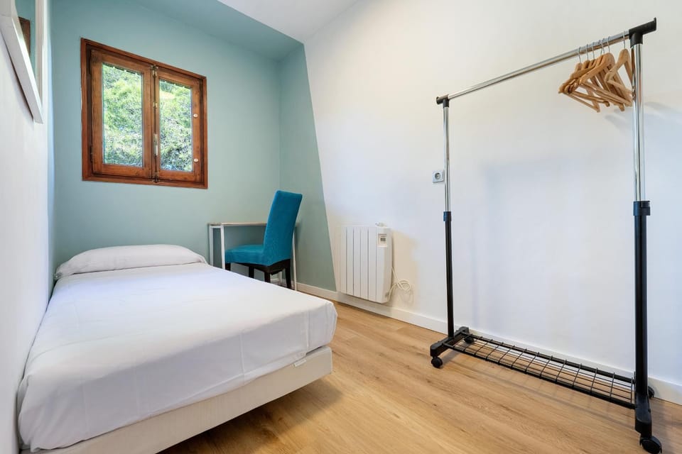 Bed, Photo of the whole room, Bedroom, internet, wardrobe