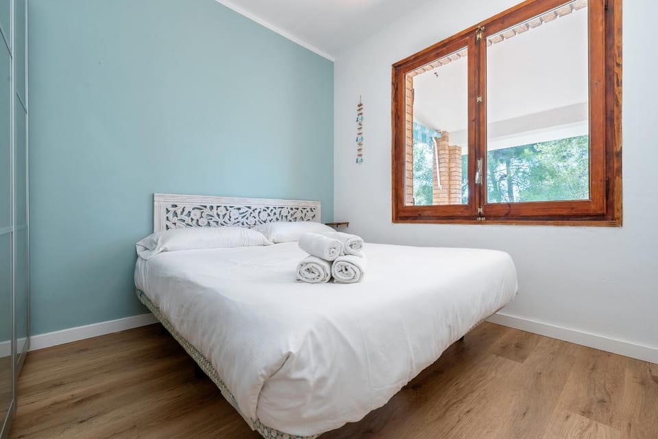 Bed, Photo of the whole room, Bedroom, towels