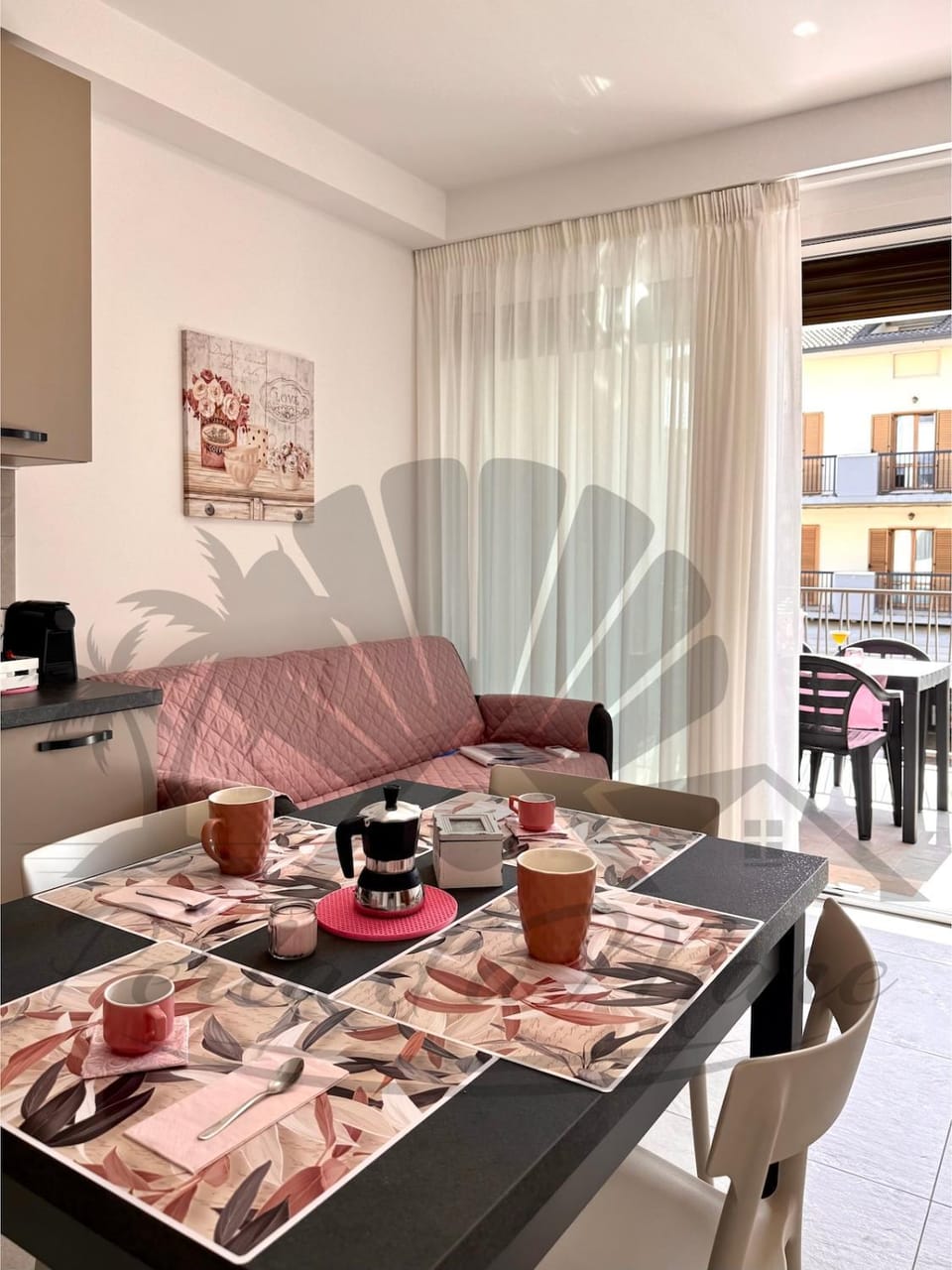 Coffee/tea facilities, Living room, Seating area, Dining area