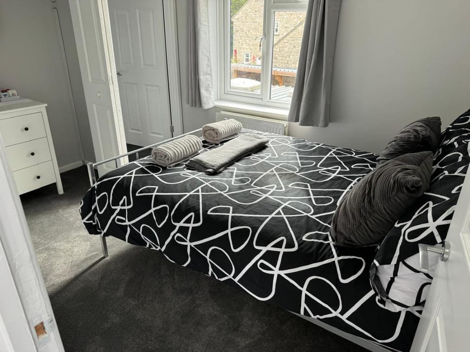 Bed, Photo of the whole room, Bedroom, towels