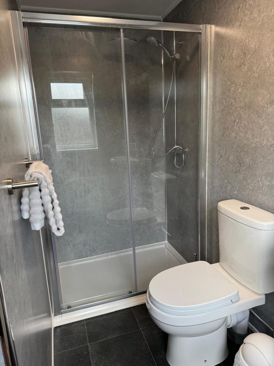 Shower, Toilet, Bathroom, towels