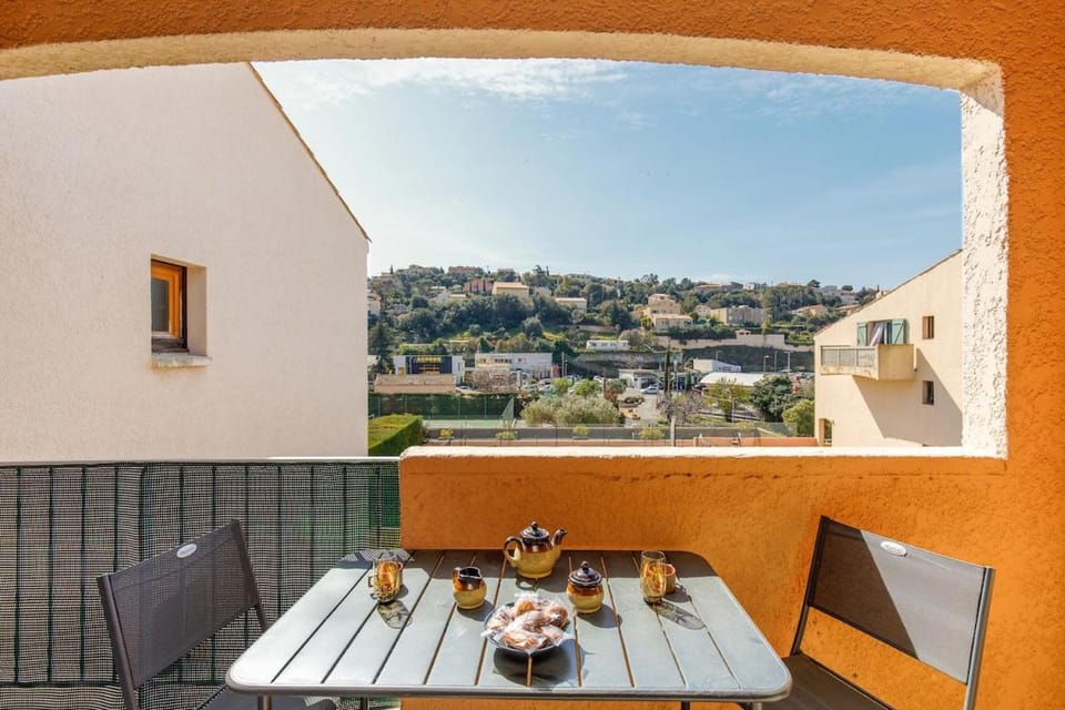 Property building, Natural landscape, Balcony/Terrace, Dining area, Swimming pool