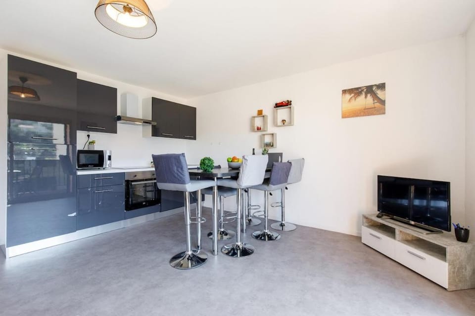 TV and multimedia, Dining area, oven, stove