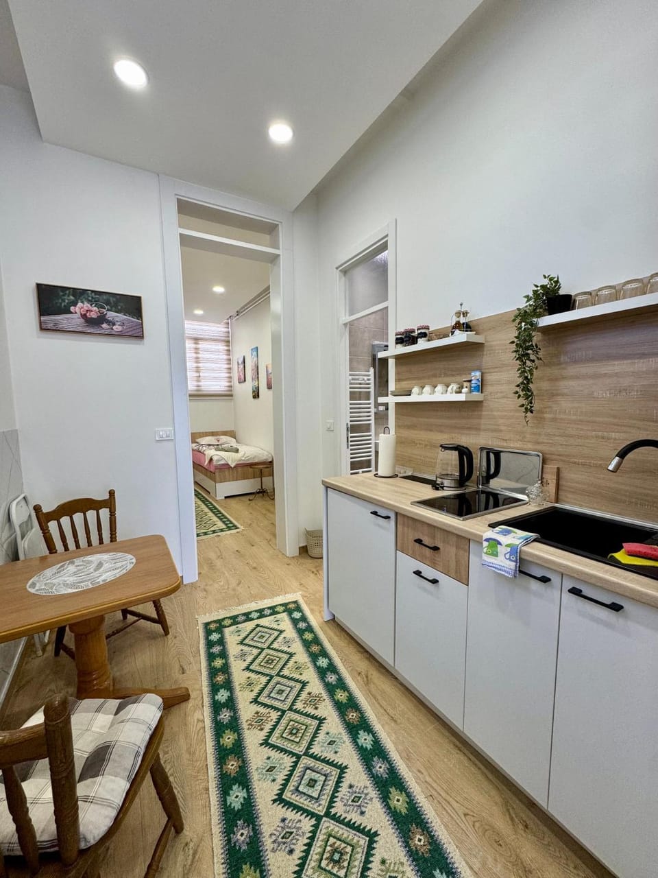 Coffee/tea facilities, Kitchen or kitchenette, Seating area, Dining area, stove, kitchen