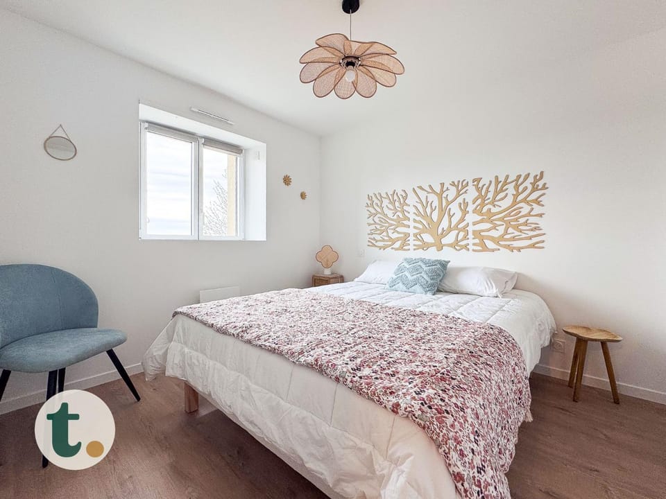 Photo of the whole room, Bedroom